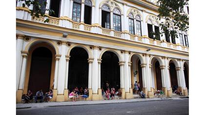 Los familiares de los estudiantes esperan el final de las clases afuera de la Escuela Nacional de Ballet de Cuba.