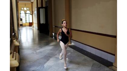 Una estudiante de la Escuela Nacional de Ballet de Cuba corre a una clase