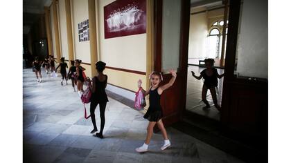 Una niña saluda a cámara en la Escuela Nacional de Ballet de Cuba.