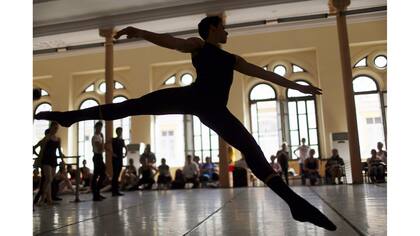 Estudiantes de la Escuela Nacional de Ballet de Cuba durante las prácticas