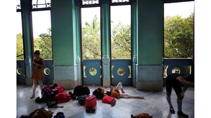 Estudiantes de la Escuela Nacional de Ballet de Cuba durante un descanso