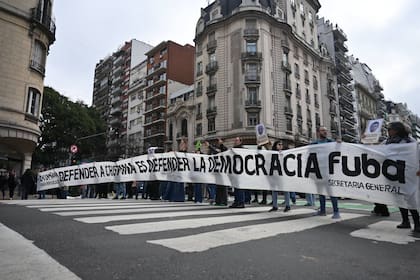 Estudiantes de la UBA cortaron avenida Córdoba en apoyo a Cristina Kirchner por la condena de Vialidad
