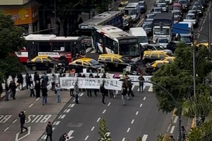 Estudiantes de la UBA cortaron avenida Córdoba en apoyo a Cristina Kirchner por la condena de Vialidad