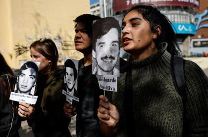Estudiantes de la Universidad de Chile durante una manifestación por los desaparecidos durante la dictadura de Pinochet