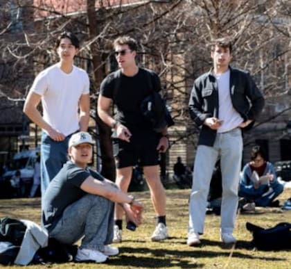 Estudiantes de la Universidad de Nueva York participan en actividades al aire libre como parte de propuestas sin uso de celulares impulsadas por el programa NYU IRL