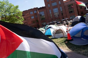 Policía retira campamento de protesta en NYU; van 2.200 detenidos por protestas en campus de EEUU
