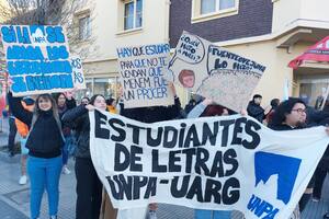 Estudiantes de la Universidad Nacional de la Patagonia Austral se manifestaron en repudio al recorte presupuestario en Río Gallegos, Santa Cruz.