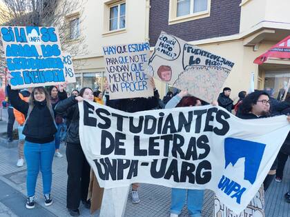 Estudiantes de la Universidad Nacional de la Patagonia Austral se manifestaron en repudio al recorte presupuestario. Río Gallegos, Santa Cruz.