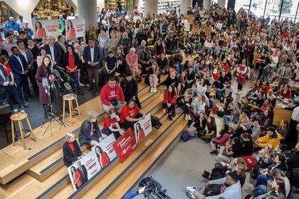 Estudiantes de la Universidad Victoria en Wellington escuchan a la primera ministra de Nueva Zelanda, Jacinda Ardern