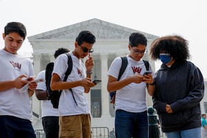 Cómo puede cambiar la admisión de estudiantes latinos a las universidades de EE.UU. tras el fallo de la Corte