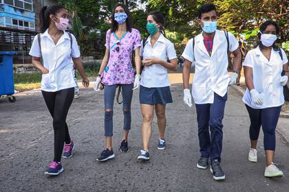 Estudiantes de medicina en Cuba realizan controles puerta por puerta