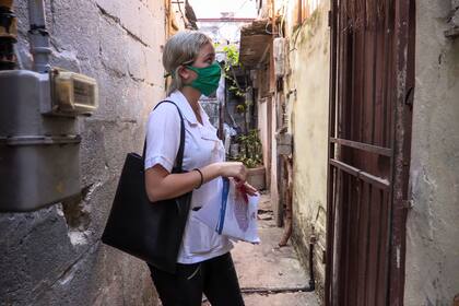 Estudiantes de medicina en Cuba realizan controles puerta por puerta
