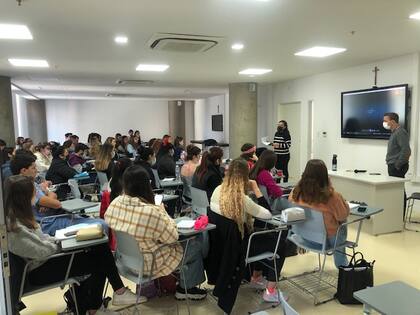 Estudiantes de medicina en el curso gratuito brindado por OSDE.