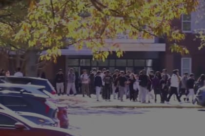 Estudiantes de Raleigh se movilizaron en la puerta de su escuela