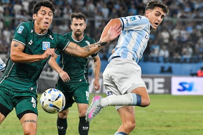 Estudiantes de Río Cuarto (de verde) viene de perder 2 a 0 con Racing en el Cilindro