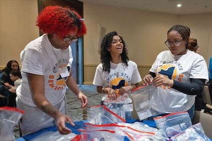 Estudiantes de SUNY podrán postularse a pasantías pagas de servicio comunitario