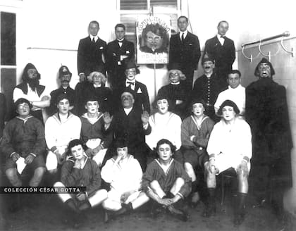 Estudiantes del Hospital Italiano en ocasión del último Baile del Internado, en 1924.
