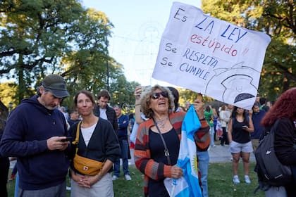Estudiantes, docentes, no docentes y organizaciones sociales participan de la cuarta Marcha Federal Universitaria en defensa de la educación pública y en reclamo por mayor financiamiento para las universidades nacionales, en la ciudad de Mendoza. Salieron desde la UNCuyo, atravesando el Parque General San Martín hasta llegar a Plaza Independencia.