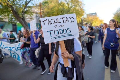 Estudiantes, docentes, no docentes y organizaciones sociales participan de la cuarta Marcha Federal Universitaria en defensa de la educación pública y en reclamo por mayor financiamiento para las universidades nacionales, en la ciudad de Mendoza. Salieron desde la UNCuyo, atravesando el Parque General San Martín hasta llegar a Plaza Independencia.