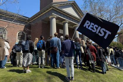 Estudiantes, docentes y de la comunidad de la Universidad de Harvard durante una protesta, el 17 de abril de 2025, en Cambridge, Massachusetts. (AP Foto)
