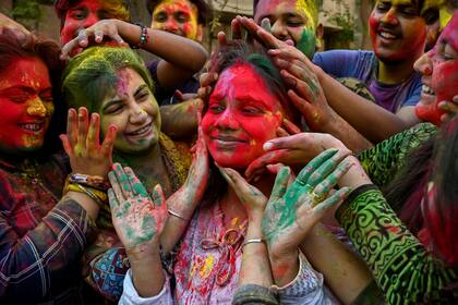 Estudiantes embadurnados con Gulal o polvo de colores celebran Holi, el festival hindú de colores de primavera en la Universidad Guru Nanak Dev en Amritsar, el 6 de marzo de 2023. 