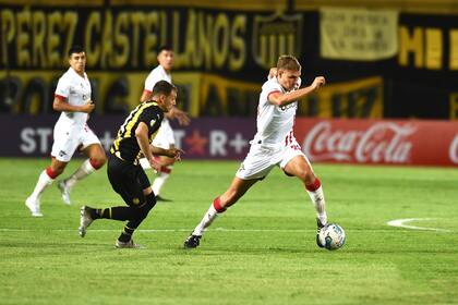 Estudiantes empezó con todo contra Peñarol (2-0 a los seis minutos) y terminó cayendo en Montevideo (3-2).