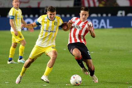 Estudiantes, en el partido ante Rosario Central; el conjunto pincharrata empezó bien en el Torneo 2021, pero en octubre decayó mucho su rendimiento.