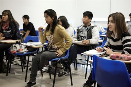 Estudiantes en una clase de álgebra en la sede de Villa Lugano en la UBA