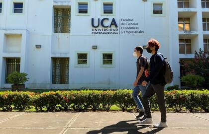 Estudiantes frente a la UCA en Managua