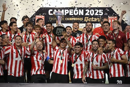 Estudiantes fue el último campeón del fútbol argentino: levantó el Trofeo de Campeones 2025