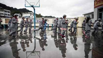 Estudiantes, hacen ejercicios en la escuela primaria del "ejército rojo"