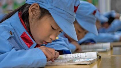 Estudiantes, hacen su tarea en la escuela primaria del "ejército rojo"