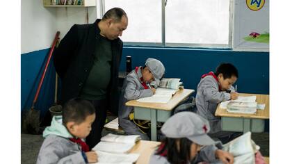 Estudiantes, hacen su tarea en la escuela primaria del "ejército rojo"