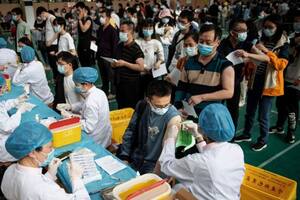 Estudiantes haciendo cola para recibir la vacuna Covid-19 del Grupo Nacional Biotec de China (CNBG) en una universidad de Wuhan