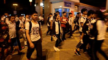 Estudiantes ingresando a los establecimientos donde rendirán el Gaokao