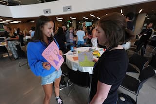 Estudiantes neurodivergentes se ayudan mutuamente a crear escuelas más inclusivas