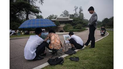 Estudiantes participan en un taller de pintura en un parque en Pyongyang