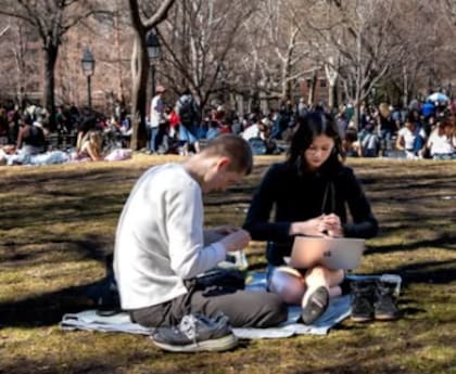 Estudiantes participan en un espacio de encuentro sin celulares, una de las propuestas para fomentar la conexión personal en el campus