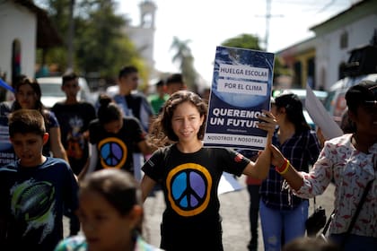 Estudiantes participan en una manifestación contra el cambio climático en Suchitoto, El Salvador