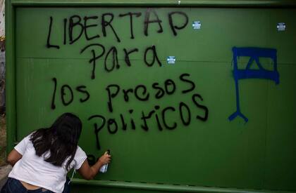 Estudiantes protestan contra Ortega en demanda de la libertad de los presos políticos, en febrero de 2020 