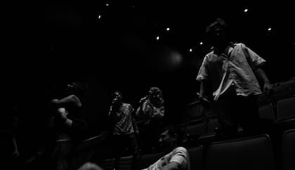 Estudiantes que bailan, cantan y organizan cine mientras sienten que ya no hay futuro, pero igual lo imaginan, aunque sea como acto de resistencia