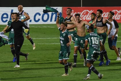 Sarmiento celebra su regreso a Primera.