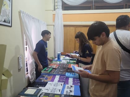 Estudiantes se acercaban al stand que exhibía libros de la editorial Hojas del Sur, con textos de Javier Milei, Nicolás Márquez y Agustín Laje, entre otros