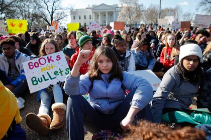 Estudiantes se reúnen frente a la Casa Blanca en Washington