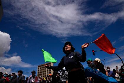 Estudiantes se suman a mujeres indígenas en una marcha en apoyo a las protestas y el paro nacional contra el gobierno del presidente Guillermo Lasso, a las afueras de la Universidad de Central, en Quito Ecuador, el sábado 25 de junio de 2022.