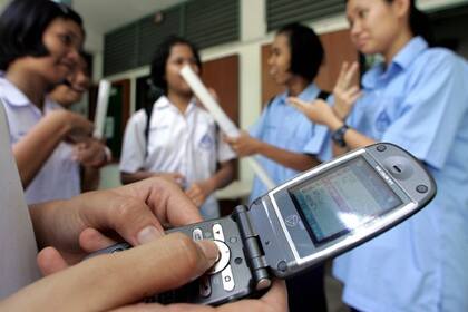 Estudiantes tailandesas utilizan sus teléfonos celulares. El uso de estas tecnologías ayuda a países en desarrollo a impulsar sus economías, según el Banco Mundial