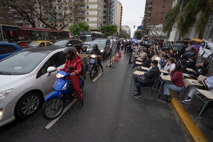 Estudiantes toman clases en la calle frente a la Facultad de Ciencias Económicas de la Universidad de Buenos Aires para protestar contra el veto del presidente Javier Milei a una mayor financiación para las universidades públicas