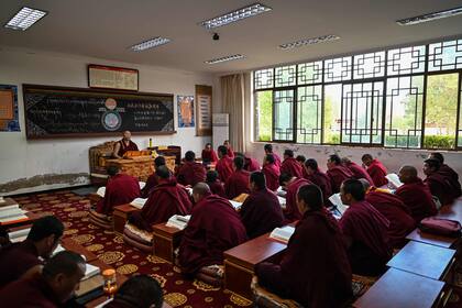 Estudiantes universitarios elogiaron su educación con entusiasmo. Monjes, monjas y novicias ensayaron textos religiosos, mostraron su inglés y demostraron debates budistas tradicionales