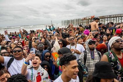 Estudiantes universitarios festejan en South Padre Island, Texas, el Spring Break 2023