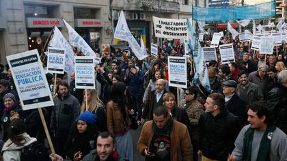 Estudiantes universitarios marcharon en reclamo de mejoras salariales docentes y un aumento presupuestario